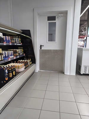 Дверь с окном и отбойником Дверь с окном и отбойником